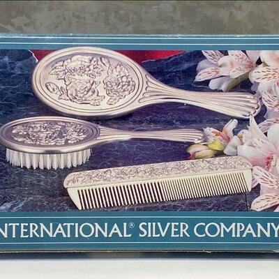 https://www.ebay.com/itm/115387216934	OL1008 SILVERPLATE 3 PIECE DRESSER SET MIRROR, COMB, BRUSH LIKE NEW IN OPEN BOX		Auction 	 Starts...