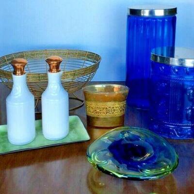 https://www.ebay.com/itm/114764856379	KG0069 LOT OF MISC HOME DECORATIVE GLASS JARS, BOTTLES, DISHES		Buy-It-Now	 $24.99 
