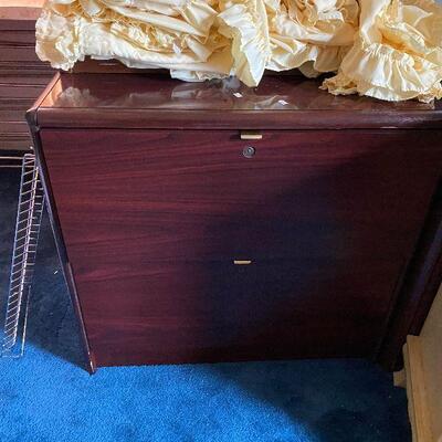 https://www.ebay.com/itm/114745651478	CT7042 Wood 2 Drawer Lateral File Cabinet Local Pickup	Auction
