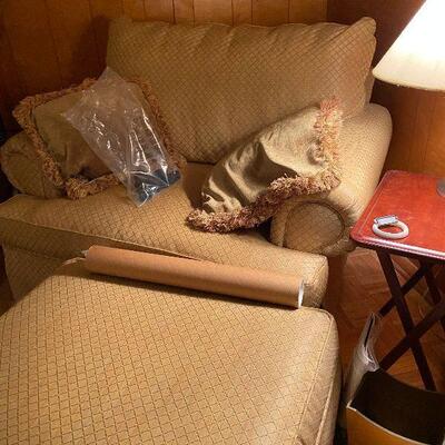 https://www.ebay.com/itm/114745382742	CT7019 Plush XL Occasional Chair with Ottoman Local Pickup	Auction

