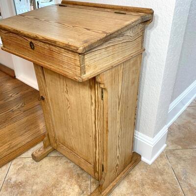 Antique oak teacher's lectern measures 22" x 16" x 36"   (NO KEY)