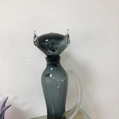 There is a small crack by the handle.
