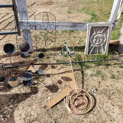 6016	

Yard Decor
4 Pieces Of Yard Decor