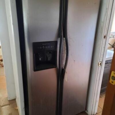 103	

Frigidaire Refrigerator
Measures Approx: 36" x 26" x 69"