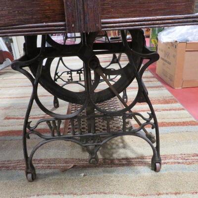 ANTIQUE WHITE FR SEWING TREADLE MACHINE
