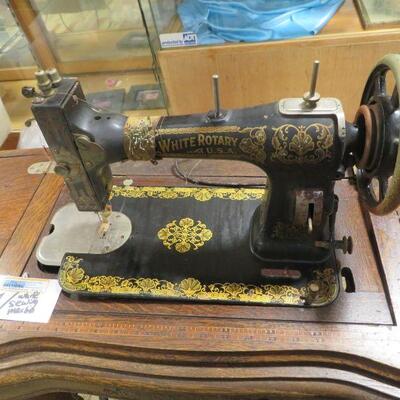 ANTIQUE WHITE FAMILY ROTARY SEWNG MACHINE