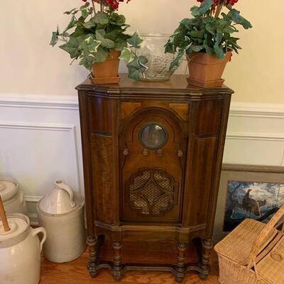 ANTIQUE CABINET AM RADIO