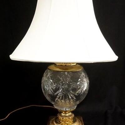 1002	LARGE CRYSTAL LAMP ON A HEAVY BRASS BASE
