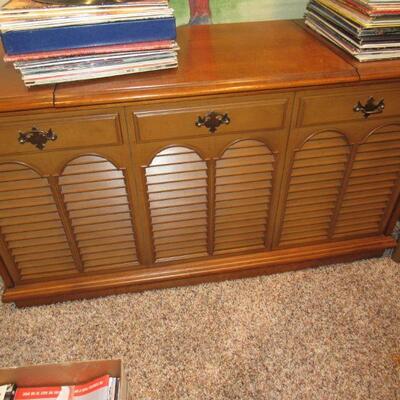 Console stereo- radio works good, the turntable has some issues