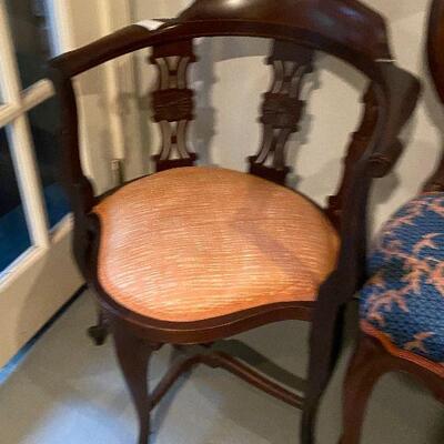 ME6007:  Antique  Corner Chair
