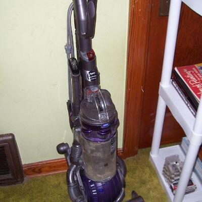 Dyson vacuum- works good but does not "lock" in the upright position