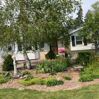 We'll start with the outside. Lots of garden decor.