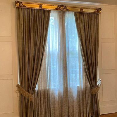 https://www.ebay.com/itm/114940657436	GR7002 1900s New Orleans Window XL Cornice Crown from St Charles Ave Local Picku

