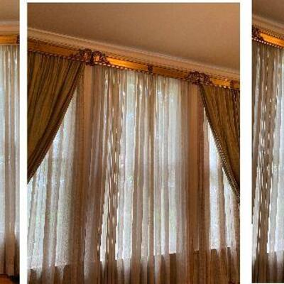 https://www.ebay.com/itm/114940657439	GR7003 1900s New Orleans Window 3 Section Cornice Crown from St Charles Ave Loca
