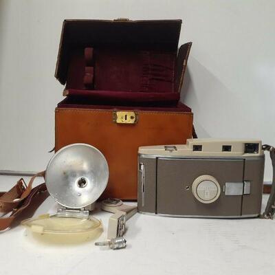 https://www.ebay.com/itm/114940657440	DS8005 Polaroid "Land Camera" The 800 Includes box, flash, flash bulb, camera 
