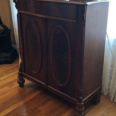 https://www.ebay.com/itm/114939285335	KG0002: Vintage Small Sideboard / Serving Buffet Cabinet Pickup only 

