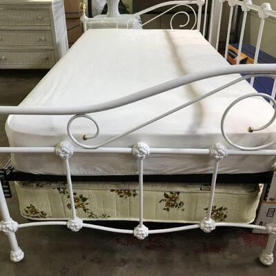 Daybed with (2) Twin Mattress
78"x42"x40"
$175