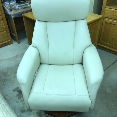 Leather Recliner | Swivel
27"x30"x45"
$125