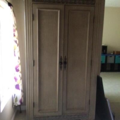 Armoire $35