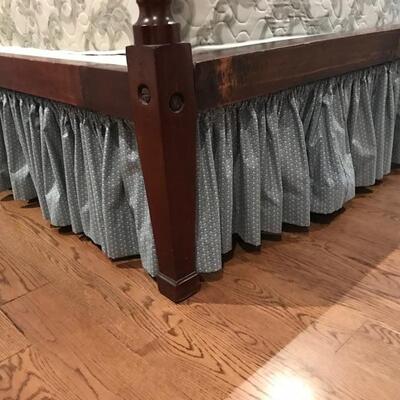 American 1820 four poster queen size bed $$1995
originally $5,000