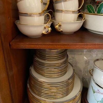 Lenox McKinley Presidential Collection China. Service for 10 plus extras