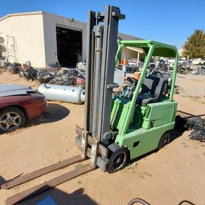 #155 â€¢ Clark C40B Propane Forllift. Serial No: 39.552 Has 216.4 Hours Has 4' Forks. 