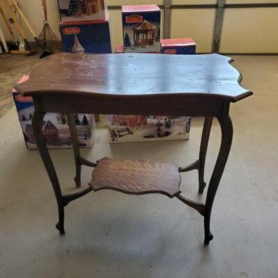 #4006 â€¢ End Table: Measures Approx: 30" x 17" x 28". 