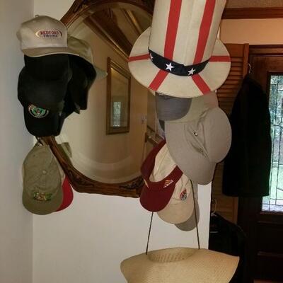 Hatrack/mirror, hats 