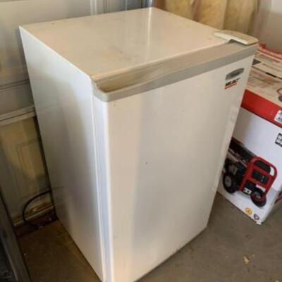 #3592 â€¢ Haier Mini Fridge: Measures Approx: 20â€x 18â€ x 33â€. 