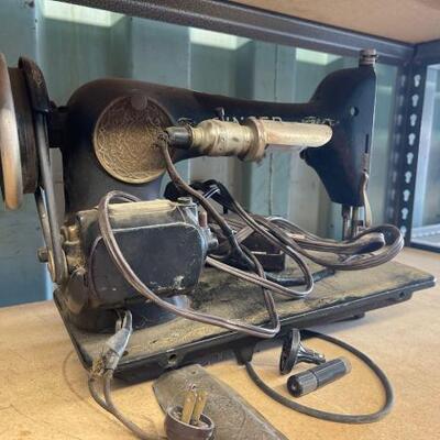 #3530 â€¢ Vintage Singer Sewing Machine