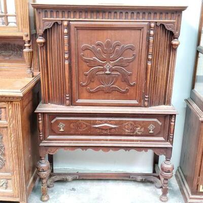 #2922 â€¢ Wooden Hutch: Height: 59" Length: 40" Width:16.5". 