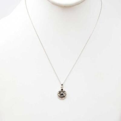 #926 â€¢ Sunflower Sterling Silver Necklace .925 Flower Opens With Message "My Love "
Weighs Approx 3.9g
Measures Approx 18 in