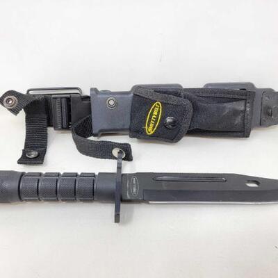 #2589 â€¢ SmittyBilt Bayonet with Sheath: Blade Measures Approx 7.5". 