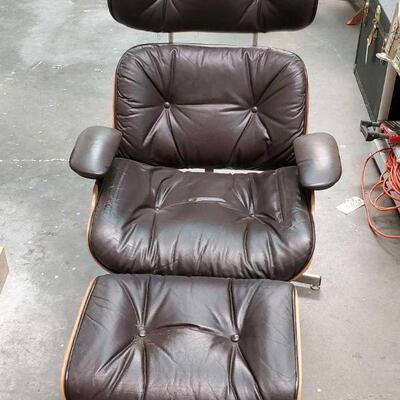 #2832 â€¢ Brown Lounge Chair and Ottoman.Brown Lounge Chair and Ottoman Measurements for Chair: Height:39" Length: 32"...