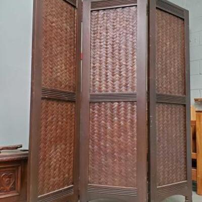 #2934 â€¢ 3 Panel Woven Room Divider: 3 Panel Woven Room Divider Measurements: Height: 71" Length: 65" Width: 1".
