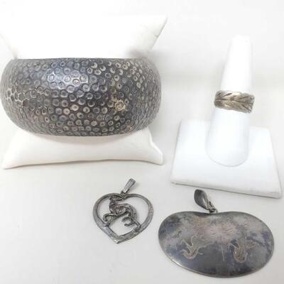 #980 â€¢ Vintage Sterling Silver Bangle, Leaf Ring, Dog In Heart Pendant And Siam Pendant 82.7g
