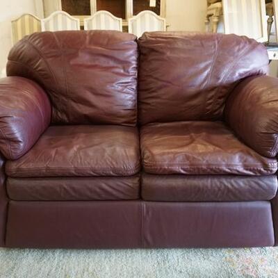 1222	LA Z BOY BURGANDY LEATHER LOVESEAT *SIGNATURE LEATHER* 62 IN W, 38 IN H 
