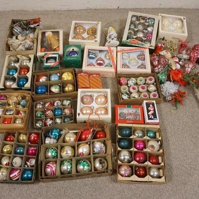 1318	LARGE LOT OF CHRISTMAS ORNAMENTS
