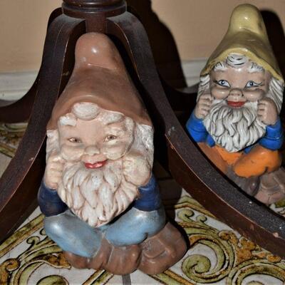 Garden Gnomes, 2 Sitting
