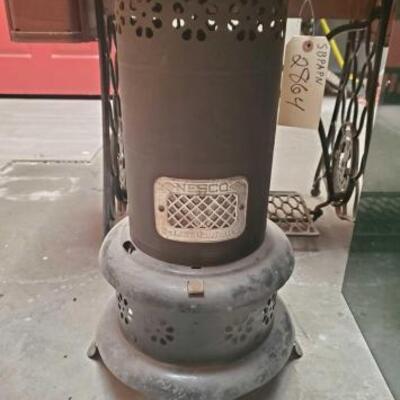 #2864 â€¢ Nesco DeLuxe Oil Heater Measures Approx: 15"Ã—23.5".
