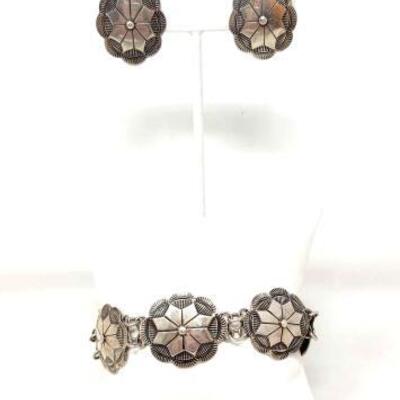 #630 â€¢ Vintage Sterling Silver Concho Clip On Earrings With Matching Vintage Sterling Silver Bracelet: Weighs Approx 23.9g 