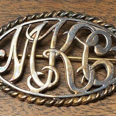 https://www.ebay.com/itm/125112421182	Comus MKC Lady s Oval Pin New Orleans Mardi Gras Krewe Favor Z7365		bin	 $89.99 

