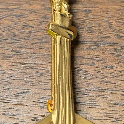 https://www.ebay.com/itm/125105007217	CHAOS 2010 Momus Lady's Pin New Orleans Mardi Gras Krewe Favor Z7336		 Offer 		79.99

