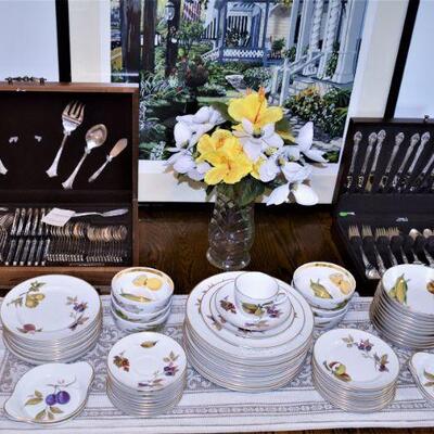 1960 Royal Worcester Evesham Gold Porcelain Dinner and Serving Ware