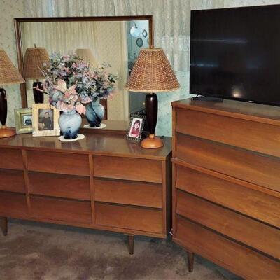 Mid Century Modern 4-Piece Walnut Bedroom Set by Johnson Carper â€“ 