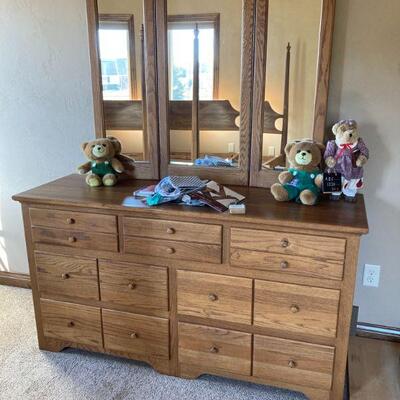 Dresser w/ajustable mirrors