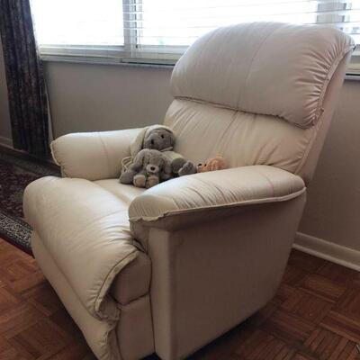 La-Z-Boy Traditional Leather Reclining Armchair	