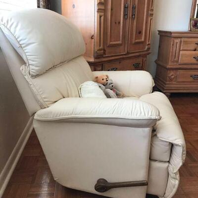 La-Z-Boy Traditional Leather Reclining Armchair	