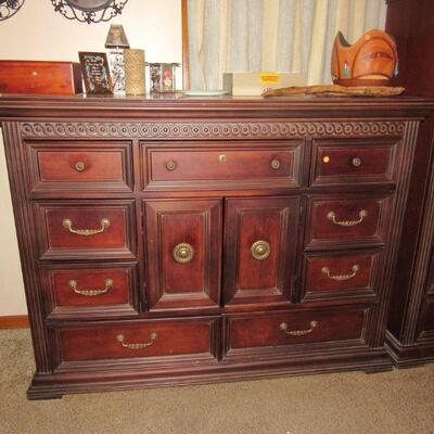 Broyhill dresser 