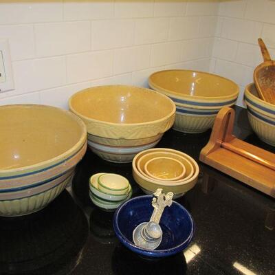 Vintage mixing bowls